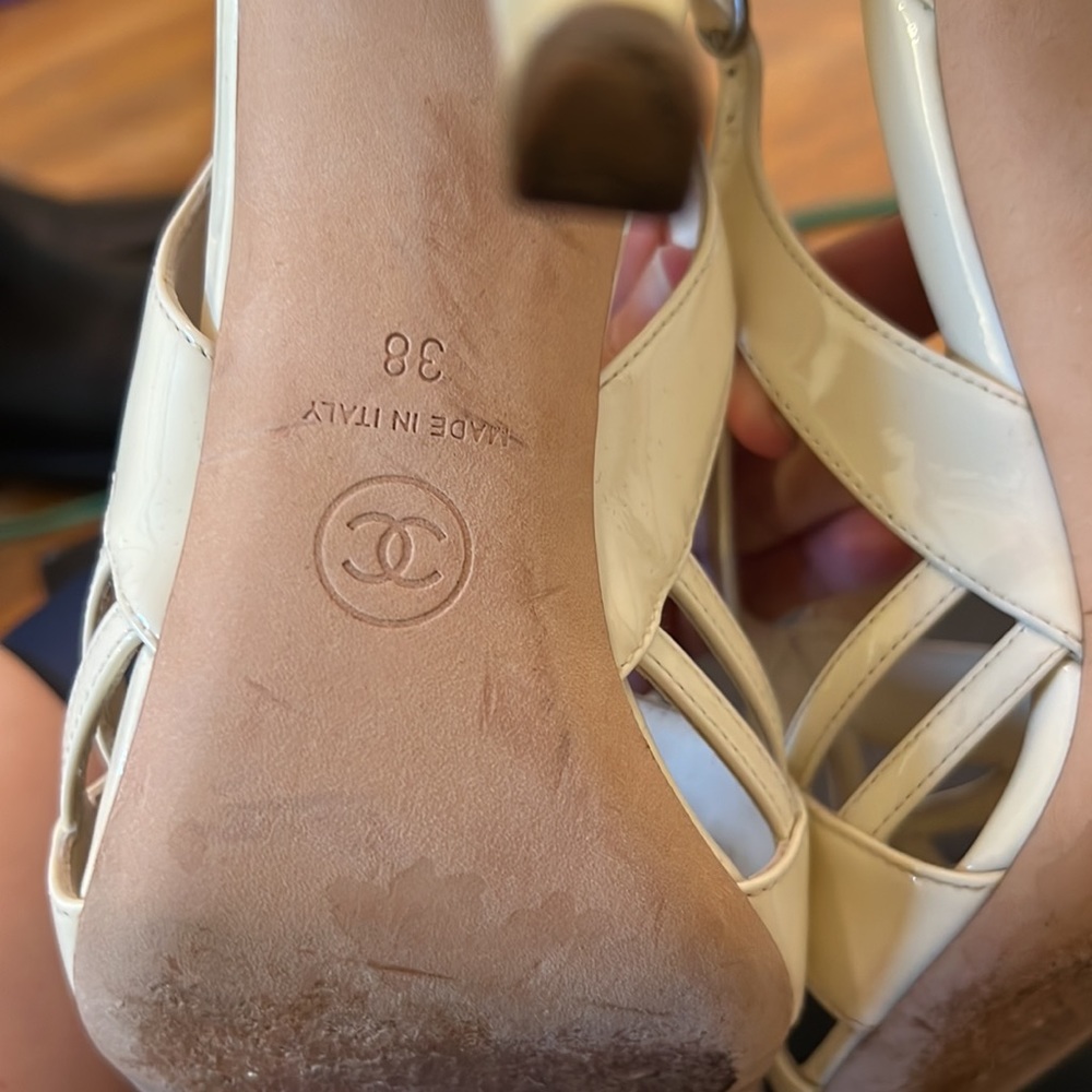 Chanel off white/beige patent leather heeled sandals - Picture 9 of 12